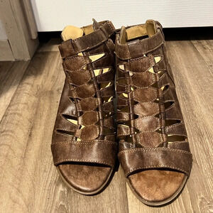 Naturlizer size 10W Sandel heels with Velcro closer.